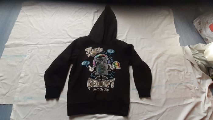 Sweet à capuche noir melotonné avec motifs multicolores