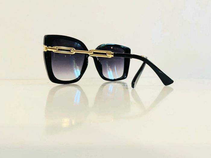 Lunette de soleil femme noire bras en chaîne dorée verres dégradés UV protection catégorie 3 - photo numéro 5