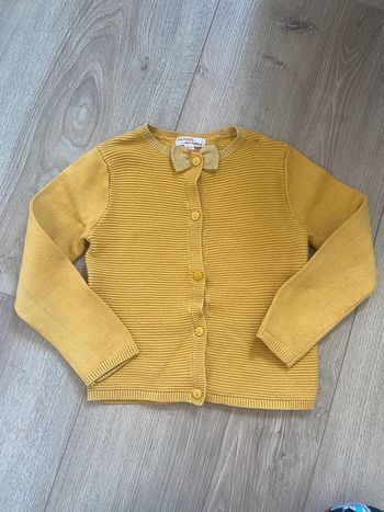 Gilet en maille jaune moutarde avec noeud paillette