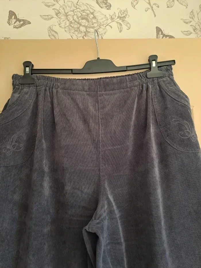 Pantalon femme velours gris comme neuf jolis dessins T6 =46 - photo numéro 4