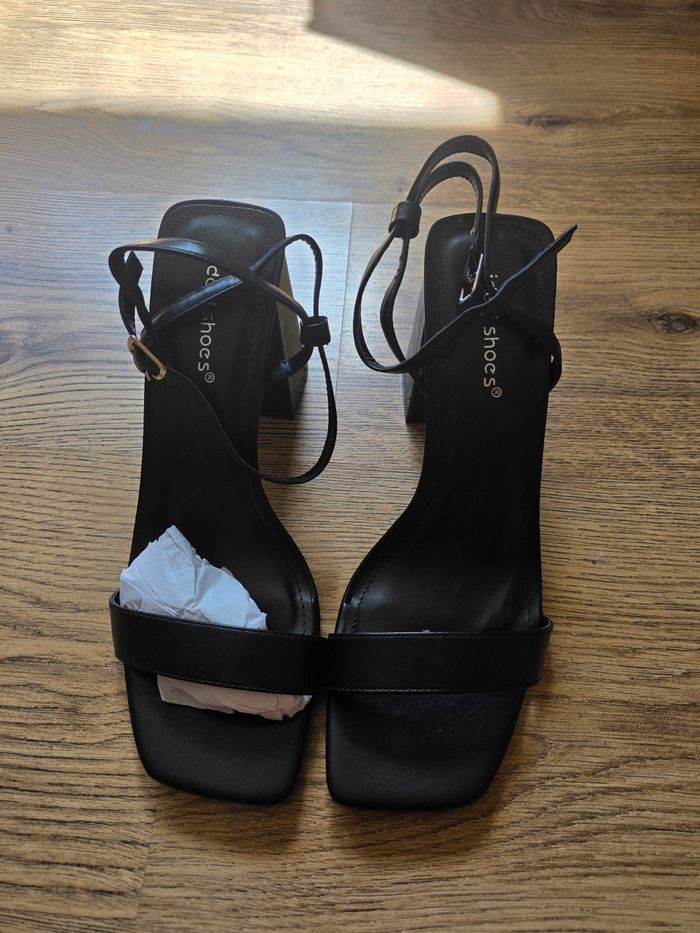 Chaussures à talons noires neuf