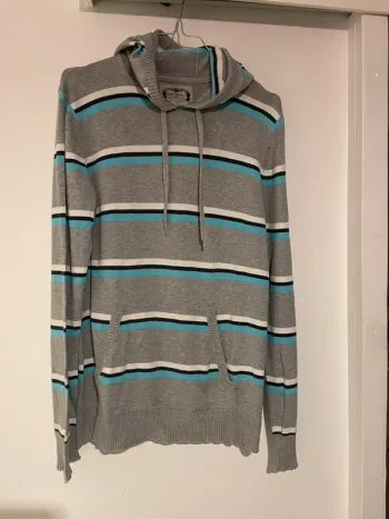 Jolie pull à capuche taille M - 38 en très bon état