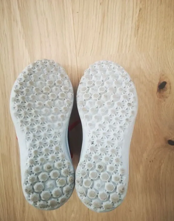 Chaussures de foot t.26 - photo numéro 2