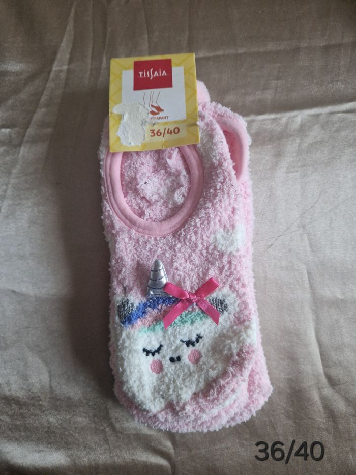 Lot de chaussettes + chaussons antidérapantsLot de chaussettes + chaussons antidérapants

Différentes tailles (indiqué sur les photos) :

 - chaussons antidérapants x2 - 36/40
 - chaussette renard - 31/34
 - chaussette pingouin - 36-38
 - 2 pair - photo numéro 2