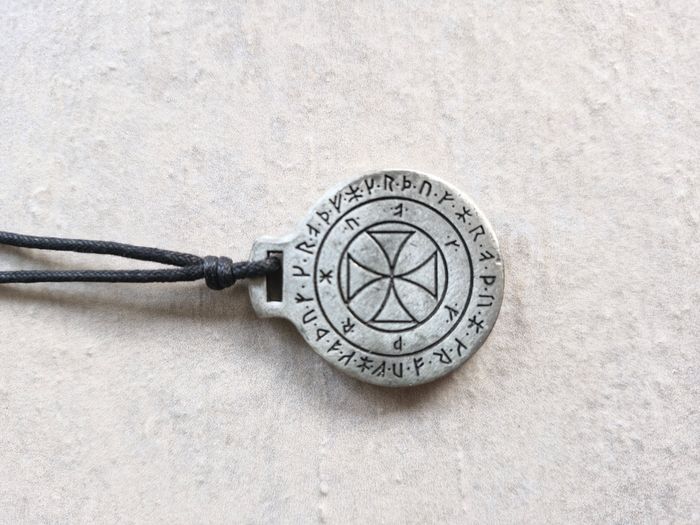 Pendentif rond type médaille avec symboles (runes anciennes) - photo numéro 1