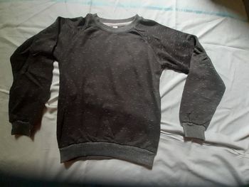 Pull léger gris foncé à petits motifs