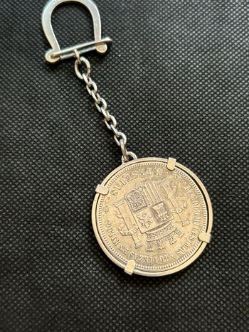 Beau porte-clé en argent avec pièce de 5 pesetas en argent TBE