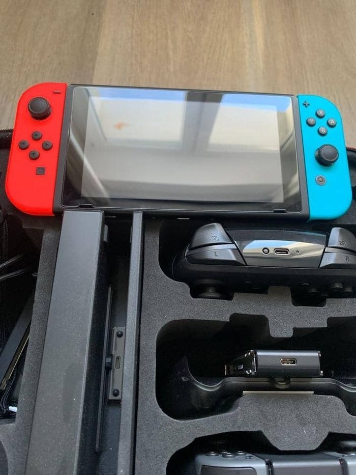 Nintendo Switch (avec emballage d'origine et de nombreux accessoires) - photo numéro 2