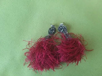 Boucle d'oreille argentée et fils rouges