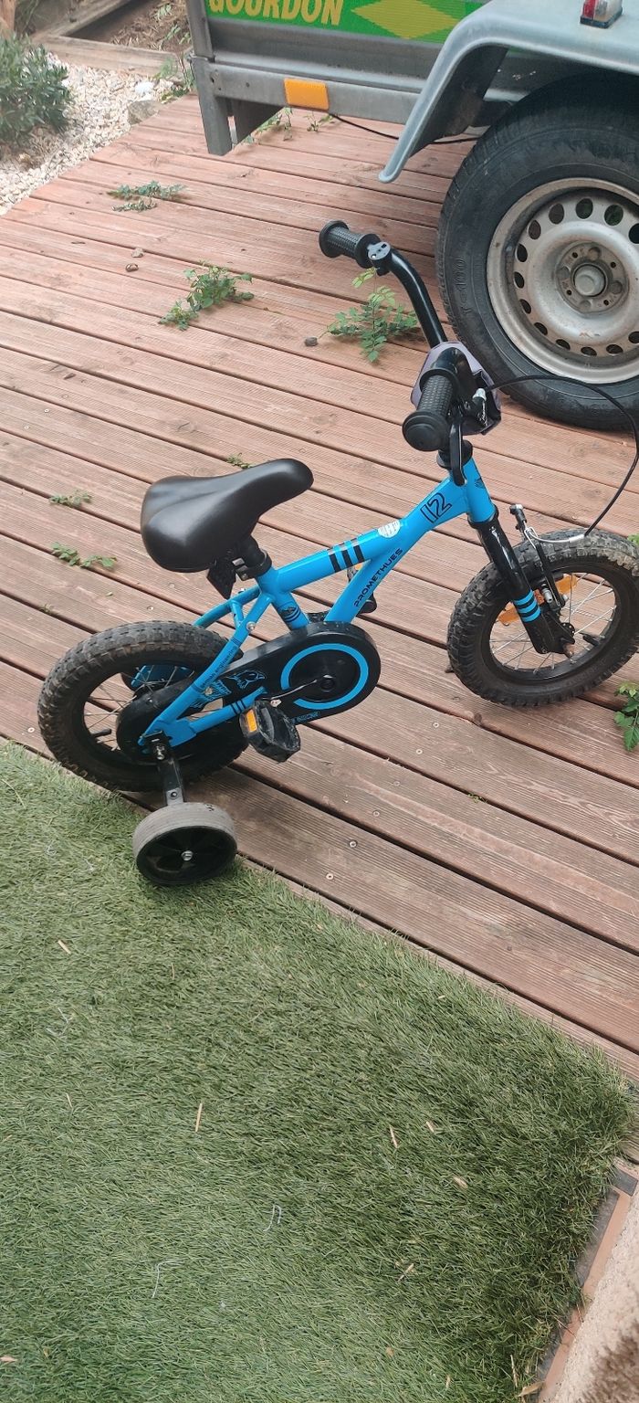 Vélo bleu d'apprentissage avec petites roues - photo numéro 2