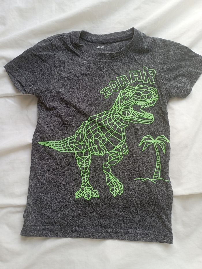 Tee shirt gris manches courtes dinosaure 6 ans Gémo neuf 3€