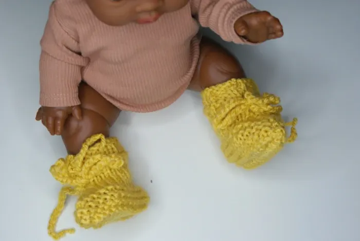 Chaussons tricot fait main pour poupée - photo numéro 2