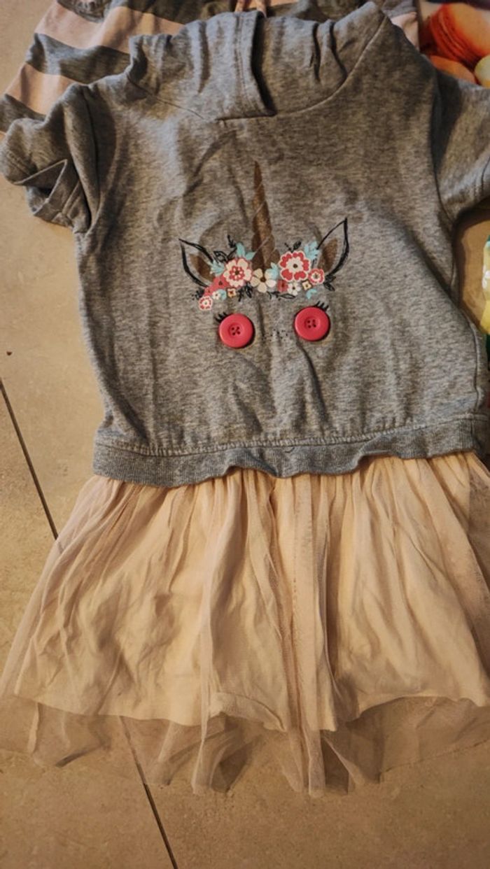 Lot vêtements robe et t-shirt - photo numéro 2