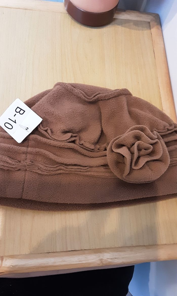 Bonnet  / chapeau  avec une fleur sur le côté agréable à porter pour femme Taille unique - photo numéro 7