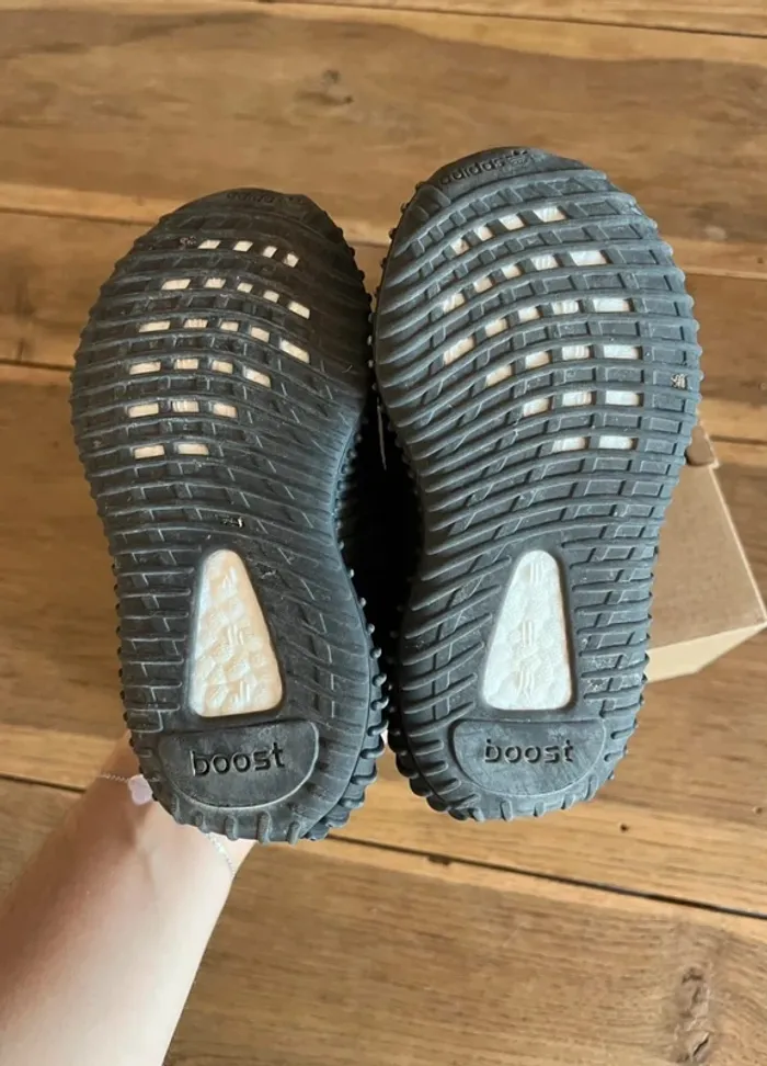 Adidas Yeezy Boost 350 V2 noires - photo numéro 7