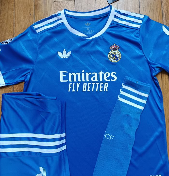 Tenue 10 ans Real de Madrid Mbappe modèle bleu extérieur 2026 - photo numéro 3