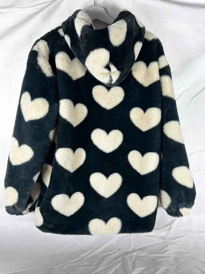 Veste polaire noire YesStyle – Neuve, douce & trop cute avec capuche et cœur blanc - photo numéro 2