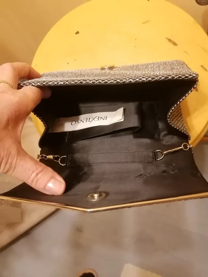 Sac avec chaînette à paillettes grises.