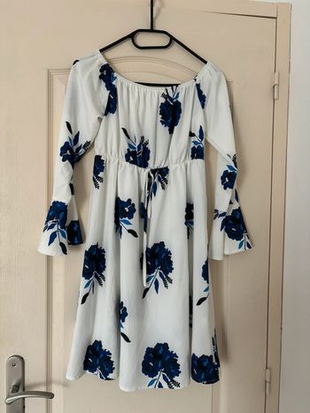 Robe blanche à fleurs avec manche trois quart