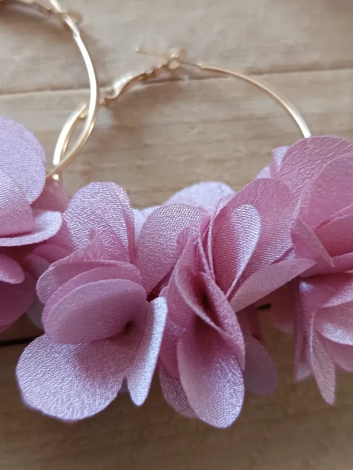 Boucles d'oreilles créoles fleurs rose - photo numéro 2
