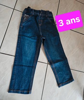 Jean neuf tape  a  l oeil