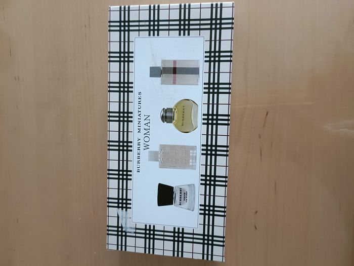 COFFRET BURBERRY DE 4 MINIATURES TROIS DE 4,5ML ET UNE DE 5ML