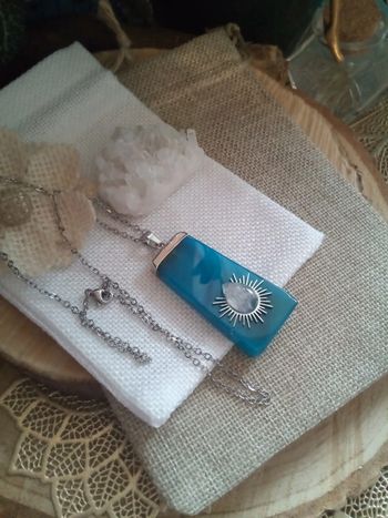 Collier en pierre naturelle d'agate bleu et cristal de quartz
