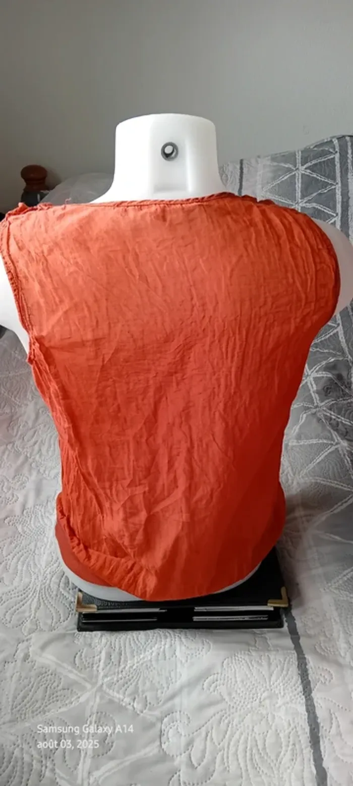 Blouse sans manches col avec boutons et volants avec soie corail femme - photo numéro 7
