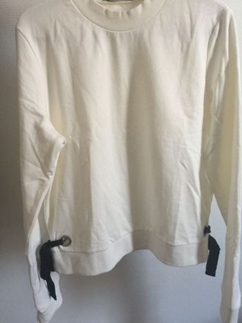 Pull blanc avec noeuds