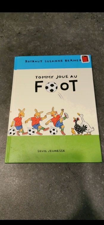 Livre Tom joue au foot