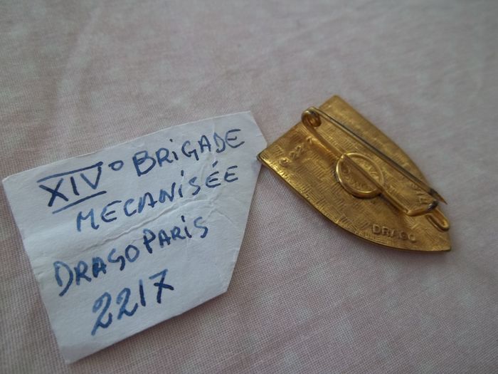 insigne 14° brigade mécanisée (lettres XIV) de fabrication Drago Paris G. 2217 - photo numéro 3