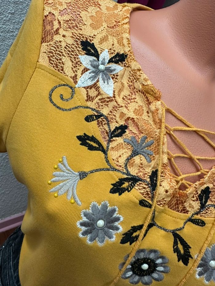 T-shirt jaune avec fleurs brodées et laçage - photo numéro 2