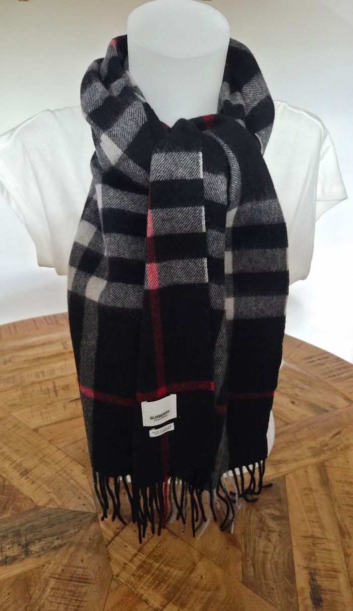 Écharpe Burberry noire Modèle Iconic Check - photo numéro 8