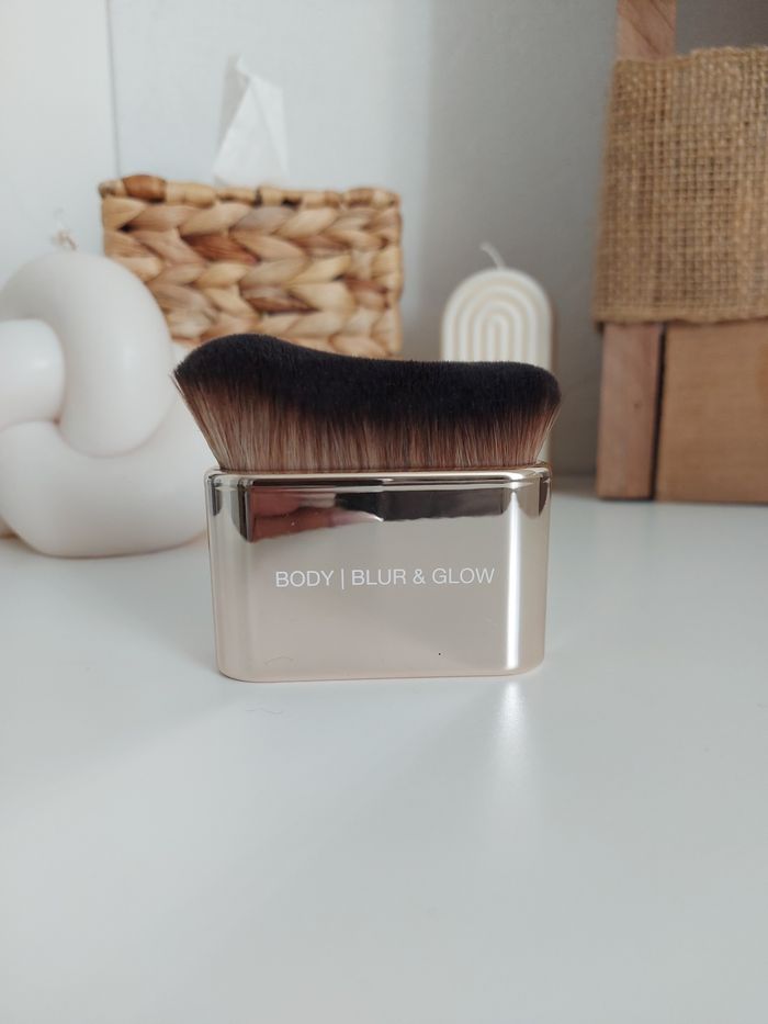 Pinceau Body/Blur & Glow - Huda Beauty - photo numéro 2