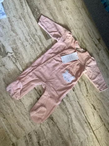 Pyjama, six mois, neuf