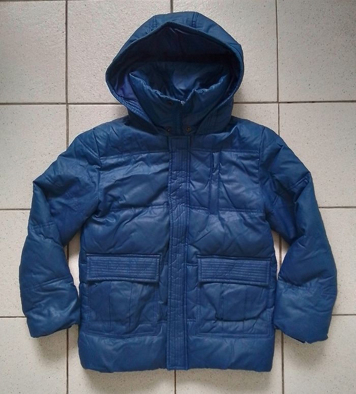 Manteau à capuche col montant. 10ans
