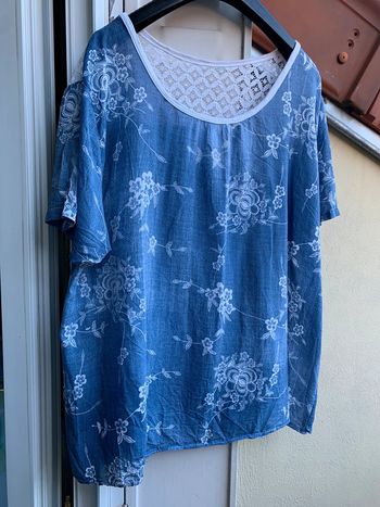 Tee-shirt bleu, jolie dentelle taille 42/44