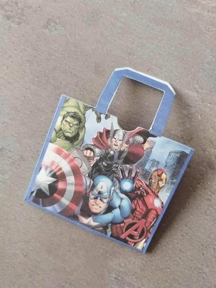 Mini brands Disney Store Édition - Sac en papier Avengers - photo numéro 2