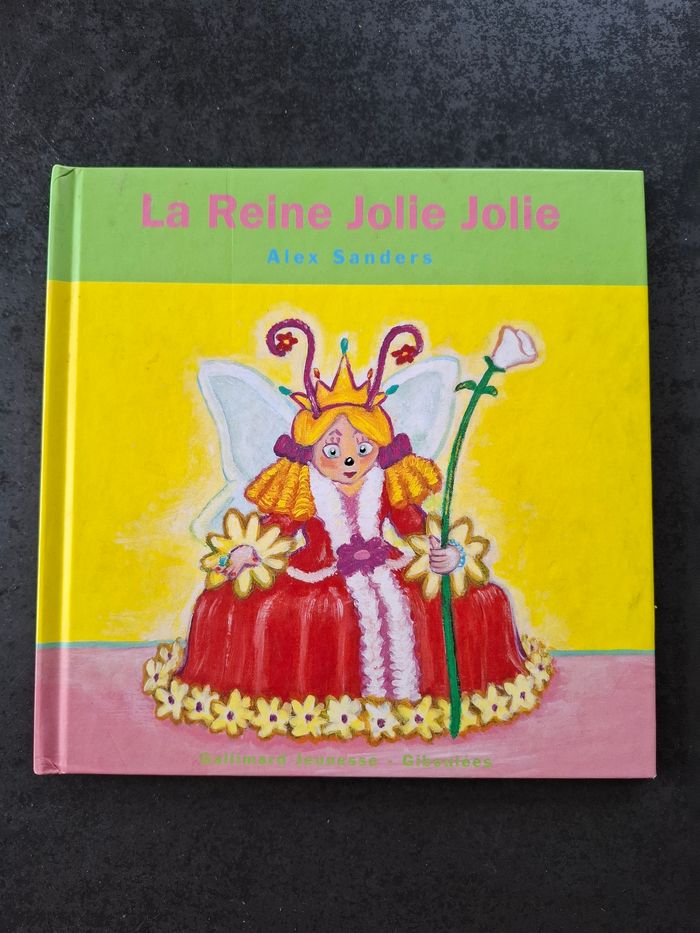 Livre La Reine Jolie Jolie en très bon état