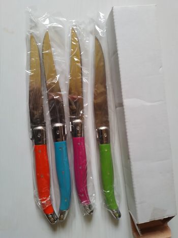 Couteaux de couleurs neuf