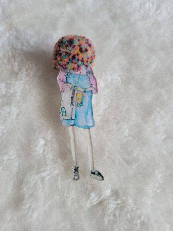 Broche petite dame