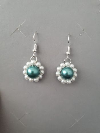 boucles d'oreilles perles vertes et blanches, fait main neuf, bijou chic 