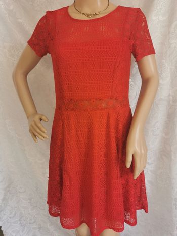 Robe dentelle rouge. Taille 36