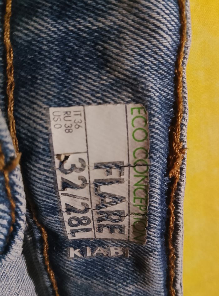 Jean a troue a jambe évasé - photo numéro 2