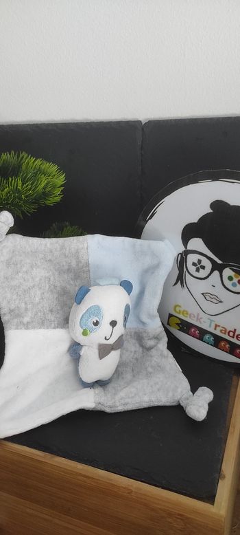 Doudou panda plat bleu gris blanc couronne siplec noeud papillon j Carré D003098
