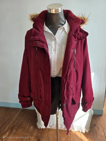 Parka avec capuche amovible.