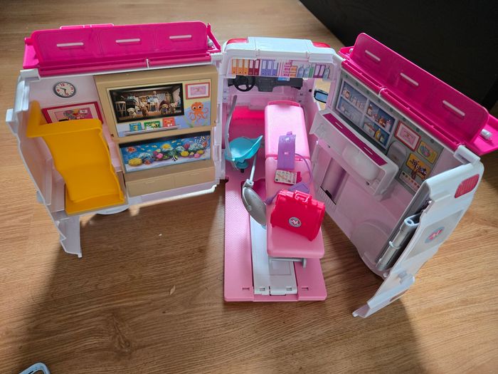 Véhicule médical Barbie