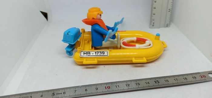 Petit bateau zodiaque jaune vintage avec homme et bouée de sauvetage playmobil - photo numéro 5