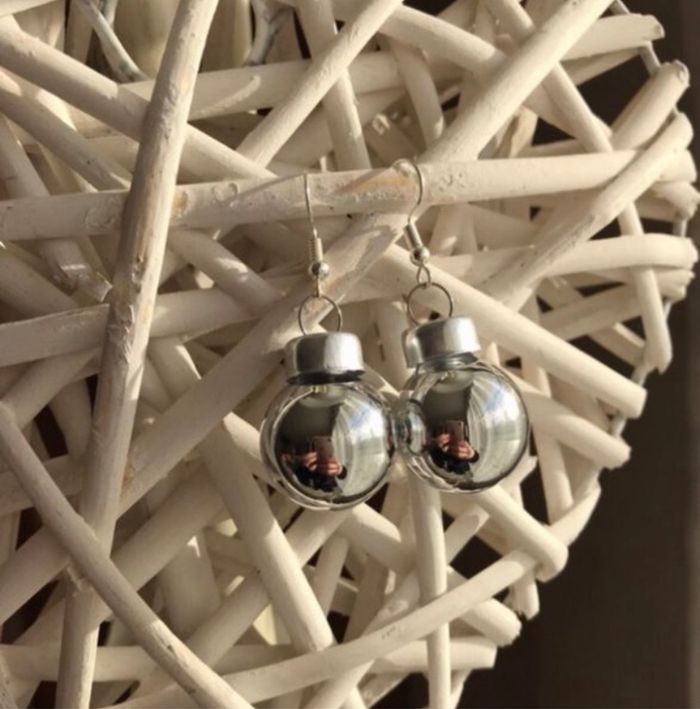 Boucles d’oreilles boules de Noël argentées