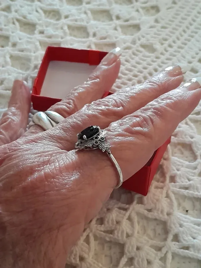 Bague, avec grande pierre noire, entourée de strass, taille 60 - photo numéro 6